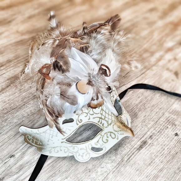Exotic Feathered Ladies Masquerade Mask Venetian Cateye Ivory Crème - Picture 7 of 8